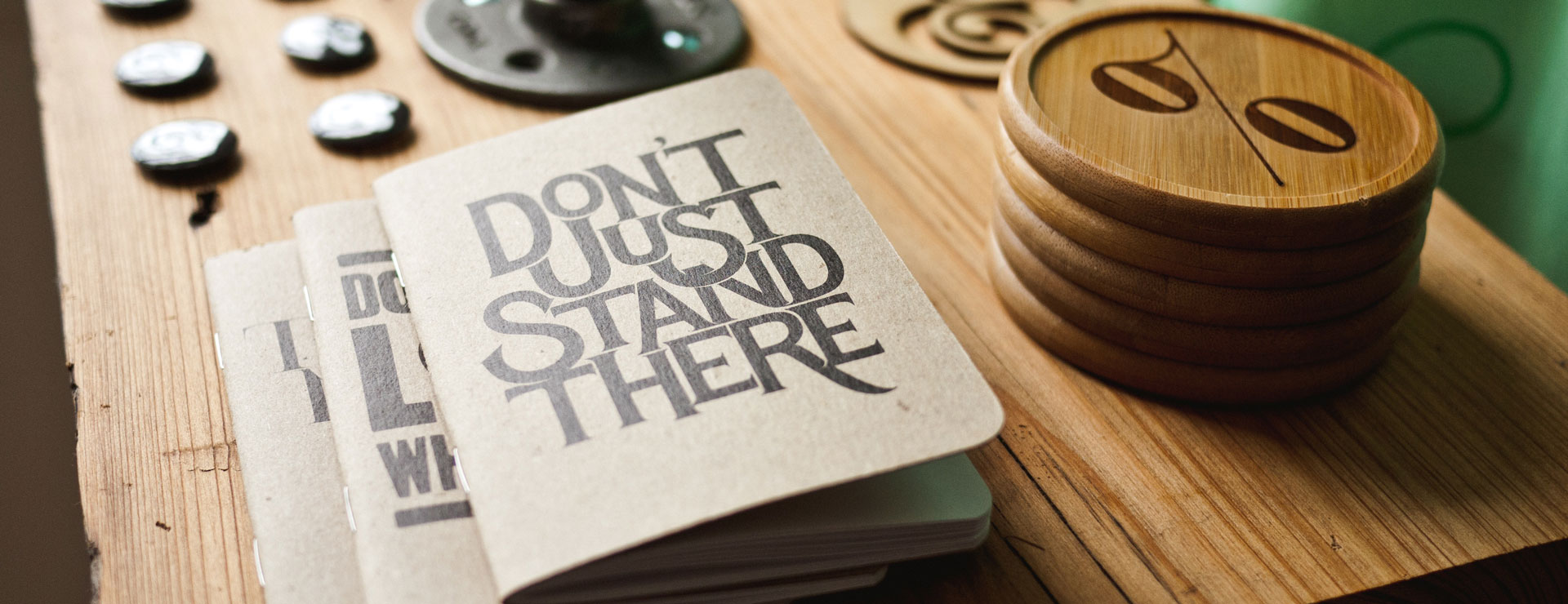 Libreta que en portada tiene "Don't Just Stand Here"