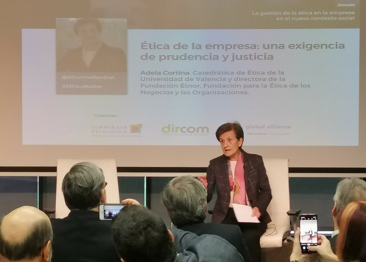 Adela Cortina durante la ponencia "Ética de la empresa: una exigencia de prudencia y justicia"